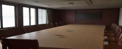 日本写真集出版发布会现场，粉丝排队签名购买，热闹氛围
